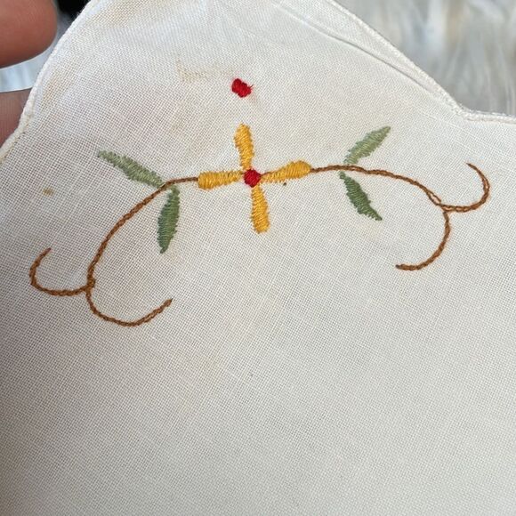 8 Vintage Cloth Napkins, Hand Embroidered, Floral Pattern - Picture 4 of 5